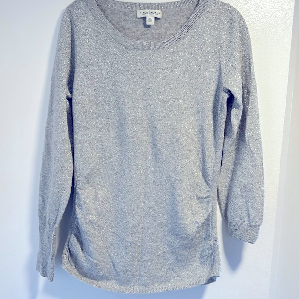 Silver Metallic Sweater Banana Republic EUC.
Size M